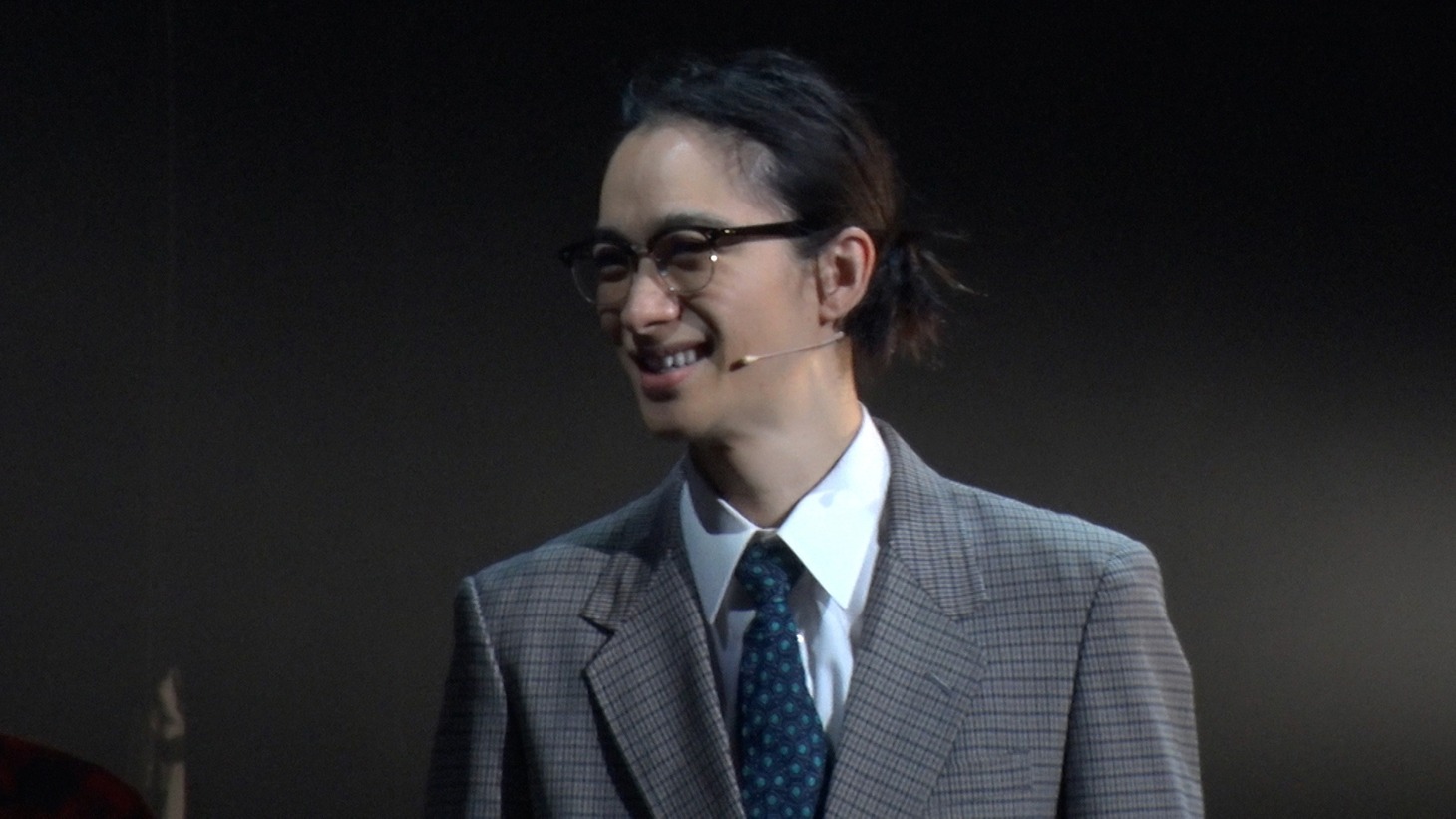 「ABC座 10th ANNIVERSARY ジャニーズ伝説 2022 at Imperial Theatre」でジャニー喜多川を演じた戸塚祥太。 (c)フジテレビ