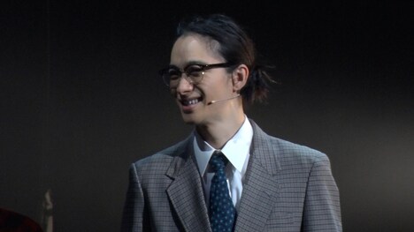 「ABC座 10th ANNIVERSARY ジャニーズ伝説 2022 at Imperial Theatre」でジャニー喜多川を演じた戸塚祥太。 (c)フジテレビ