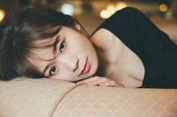 秋元真夏卒業記念写真集「振り返れば、乃木坂」より。（撮影：東京祐）