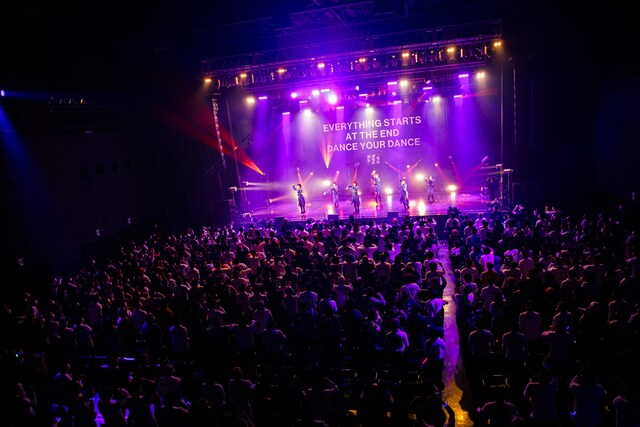 ExWHYZのライブの様子。