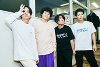 展覧会オリジナルグッズを着用したマカロニえんぴつ。