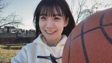 Vlogより、バスケット中の石森璃花（櫻坂46）。