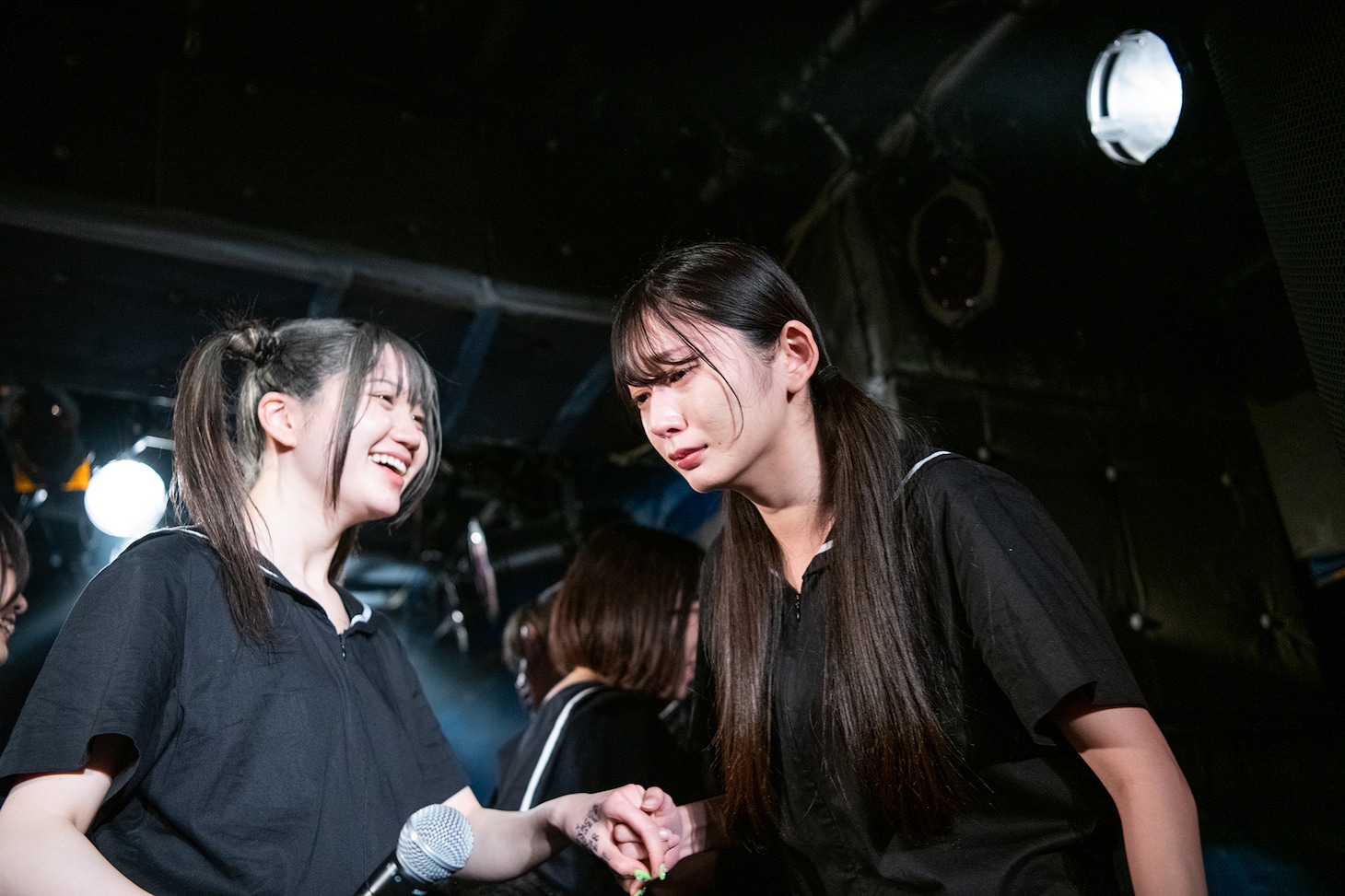 帰りたくない美波未優（右）。