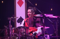 山崎慶（Dr）（撮影：原田直樹）