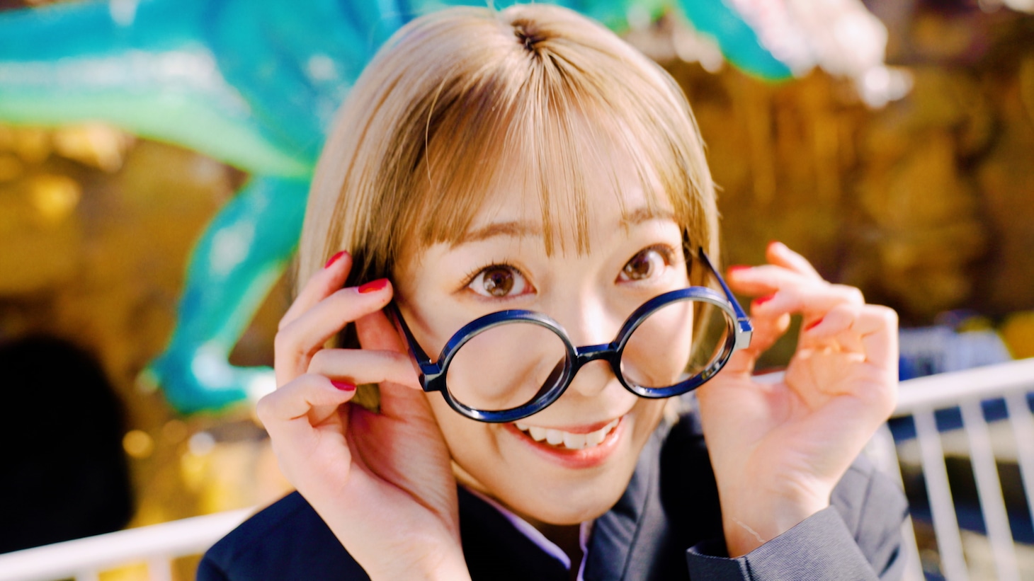 斉藤朱夏「僕らはジーニアス」ミュージックビデオより。