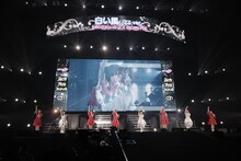 「白い風 -ZZ ver.-」を歌うももいろクローバーZとCROWN POP。（写真提供：ニッポン放送）