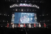 「白い風 -ZZ ver.-」を歌うももいろクローバーZとCROWN POP。(写真提供:ニッポン放送)