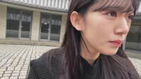 「BAN」のミュージックビデオのロケ地を訪れる村山美羽（櫻坂46）。