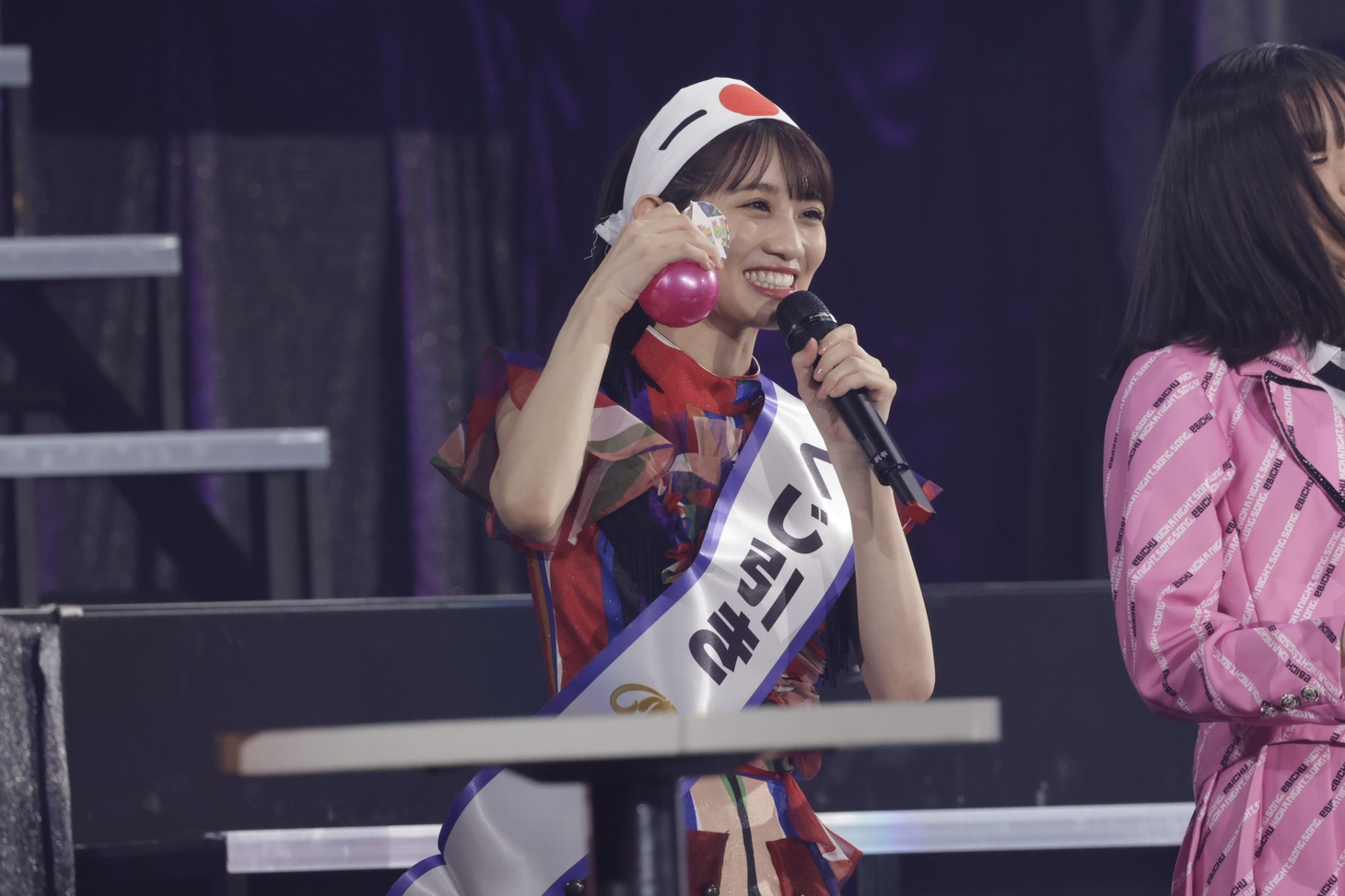 「くじ引きチャレンジ」で運のよさを証明した秋本帆華（TEAM SHACHI）。（写真提供：ニッポン放送）