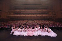 客席をバックに記念撮影する＝LOVE。（提供：SACRA MUSIC）