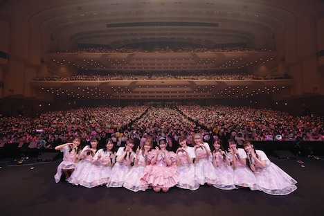 客席をバックに記念撮影する=LOVE。(提供:SACRA MUSIC)