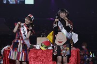 「モノボケチャレンジ」で満点を獲得した秋本帆華（TEAM SHACHI）と律月ひかる（いぎなり東北産）。（写真提供：ニッポン放送）