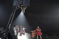 フリースローにチャレンジする藤田愛理（CROWN POP）。（写真提供：ニッポン放送）