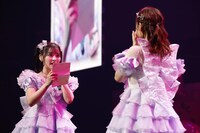 高松瞳（右）に向けて手紙を読み上げる齊藤なぎさ（左）。（提供：SACRA MUSIC）