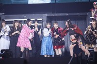 ジャンケンをする風見和香（私立恵比寿中学）と桜ひなの（いぎなり東北産）。（写真提供：ニッポン放送）