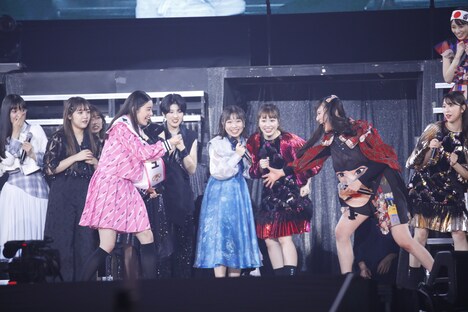 ジャンケンをする風見和香(私立恵比寿中学)と桜ひなの(いぎなり東北産)。(写真提供:ニッポン放送)
