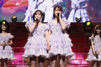 「流星群」を歌う齊藤なぎさと高松瞳。（提供：SACRA MUSIC）