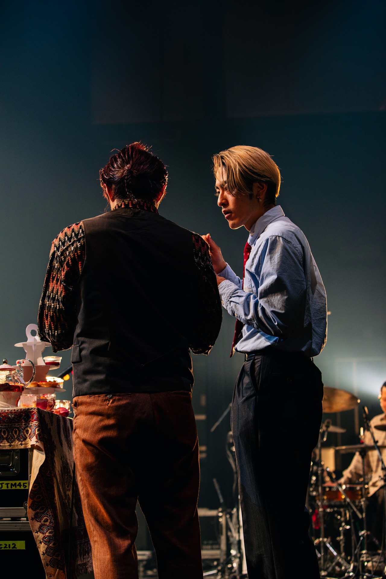 アフタヌーンティーを楽しむ長谷部悠生（G）と千葉大樹（Key）。（Photo by jacK）