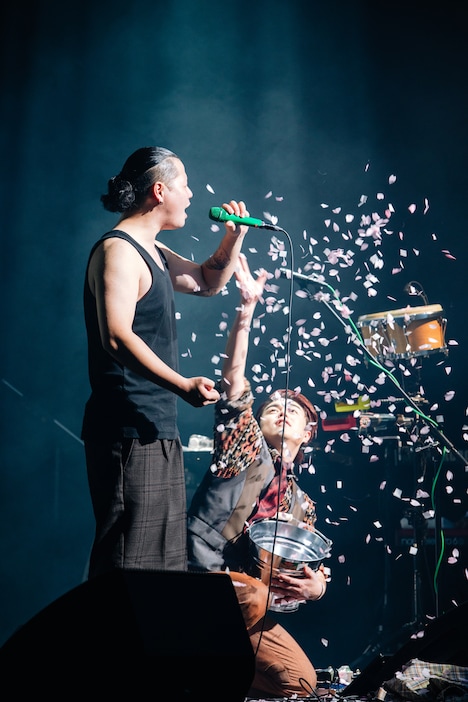 益田英知（Dr）と長谷部悠生（G）。（Photo by jacK）