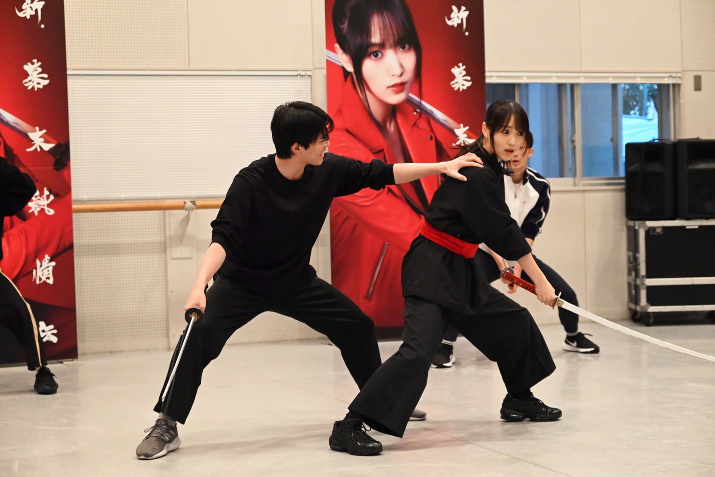 左から松大航也、菅井友香。