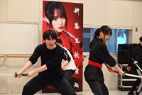 左から松大航也、菅井友香。