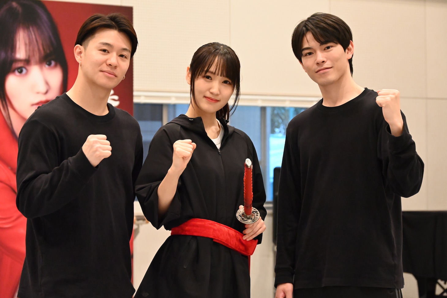 左から高橋龍輝、菅井友香、松大航也。