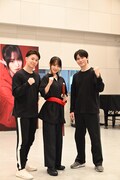 左から高橋龍輝、菅井友香、松大航也。
