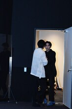 萩原利久の退場をサポートする八木勇征（FANTASTICS from EXILE TRIBE）。