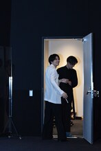 退場する萩原利久と八木勇征（FANTASTICS from EXILE TRIBE）。