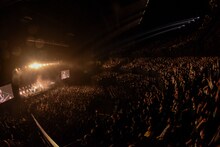BAND-MAIDのライブの様子。（Photo by MASANORI FUJIKAWA