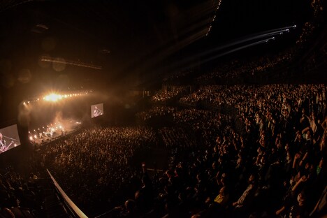 BAND-MAIDのライブの様子。（Photo by MASANORI FUJIKAWA