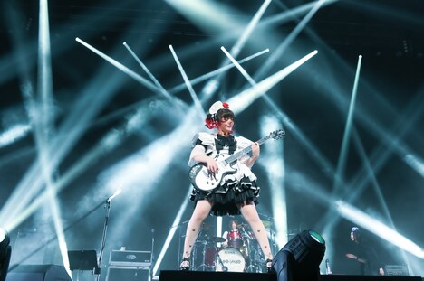 小鳩ミク（Vo, G）（Photo by MASANORI FUJIKAWA