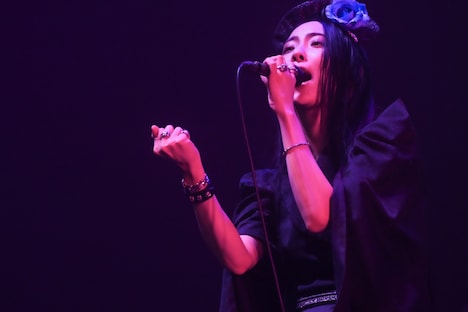 SAIKI（Vo）（Photo by MASANORI FUJIKAWA