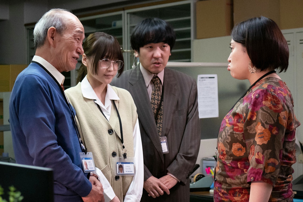 ドラマ「ワタシってサバサバしてるから」のワンシーン。左から2番目が鞘師里保演じる木内静江。（写真提供：NHK）