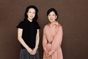 左から坂本冬美、吉永小百合。