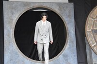 “マンホール”の穴から登場した中島裕翔（Hey! Say! JUMP）。