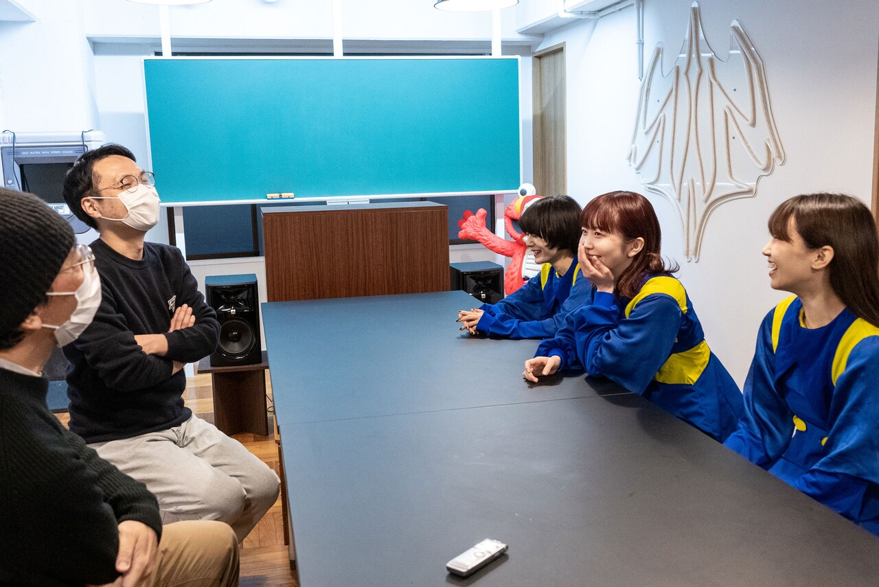 左から佐々木敦、南波一海、mikina、mayu、maho。