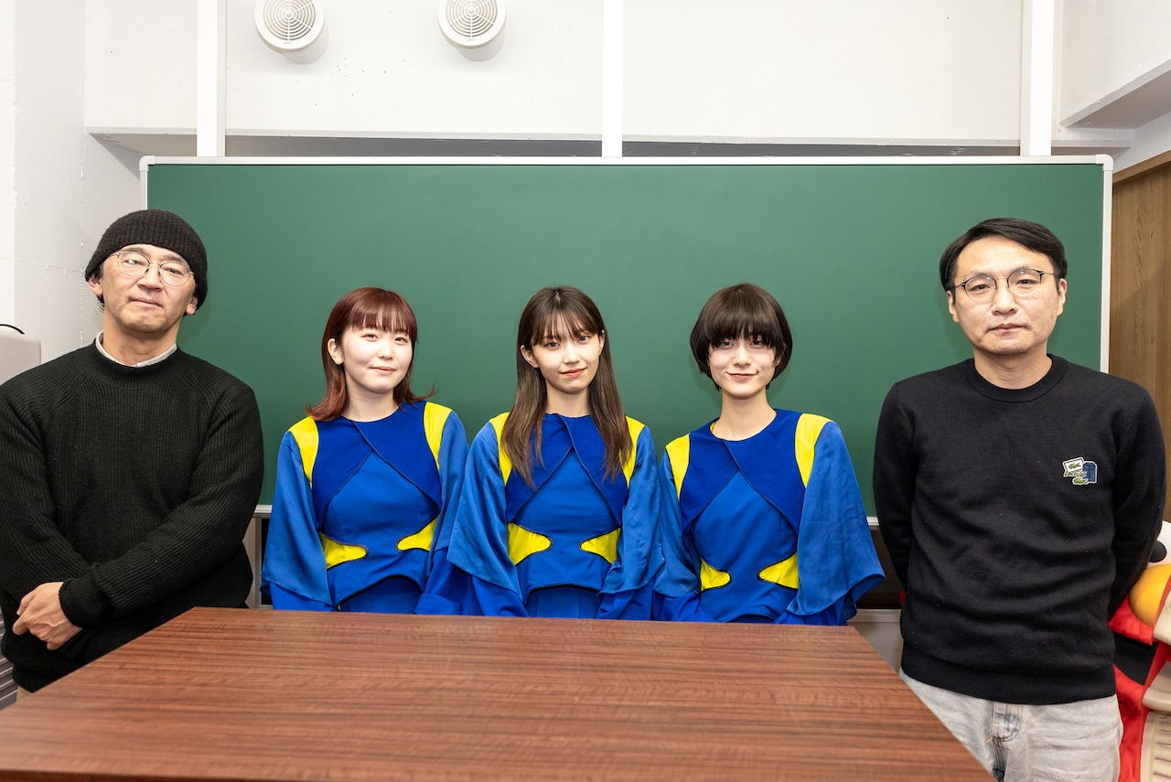 左から佐々木敦、mayu、maho、mikina、南波一海。