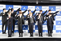 「New Day」の振付を披露するINI。