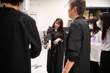 「お前らが血と肉を捧げるのは誰だ？」「真山りかー！」という特殊な円陣のかけ声をバンドメンバーとエビ中新メンバーの桜井えま、仲村悠菜にレクチャーする真山りか（中央）。