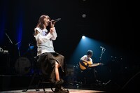 アコースティックギター1本のアレンジで「感情電車」を歌う真山りか。