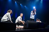 記念撮影のポーズをファミリーから募る真山りか（中央）。