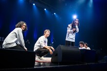 記念撮影のポーズをファミリーから募る真山りか（中央）。