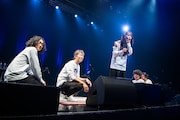 記念撮影のポーズをファミリーから募る真山りか(中央)。