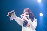 生誕グッズをプレゼンする真山りか。