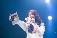 生誕グッズをプレゼンする真山りか。