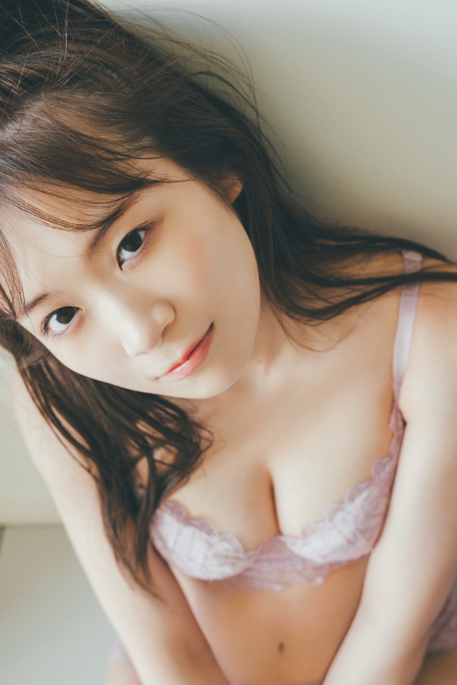 秋元真夏卒業記念写真集「振り返れば、乃木坂」より初公開のランジェリーカット。（撮影：東京祐）