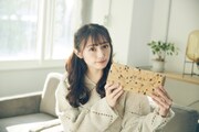 チョコチップ食パン（sweet dot）を持つ渡辺梨加。
