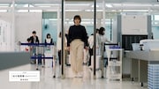 ユニクロの新CM「LifeとWear / 空港」編より。