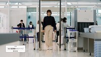 ユニクロの新CM「LifeとWear / 空港」編より。